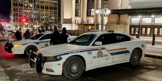 Polícia do lado de fora perto do Parlamento canadense