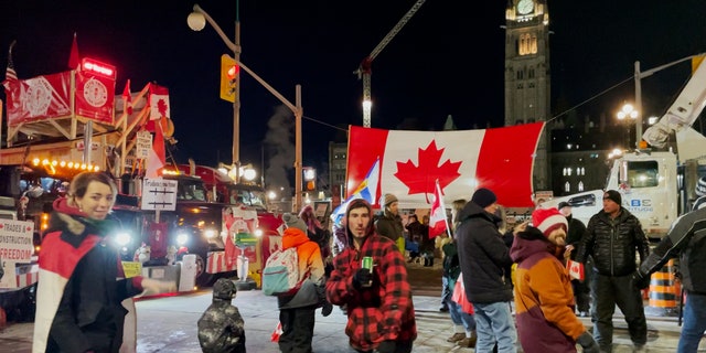 Manifestantes dançam do lado de fora do Parlamento canadense no 19º dia da Caravana da Liberdade