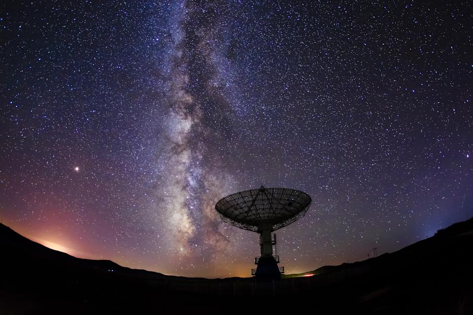 Radiotelescópios e a Via Láctea à noite