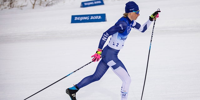 Remi Lindholm, da Finlândia, compete durante os 15 km de esqui cross-country clássico masculino durante os Jogos Olímpicos de Inverno de Pequim 2022 no Centro Nacional de Esqui Cross-Country em 11 de fevereiro de 2022 em Zhangjiakou, China.  (Foto de Tom Wheeler/VOIGT/DeFodi Images via Getty Images)