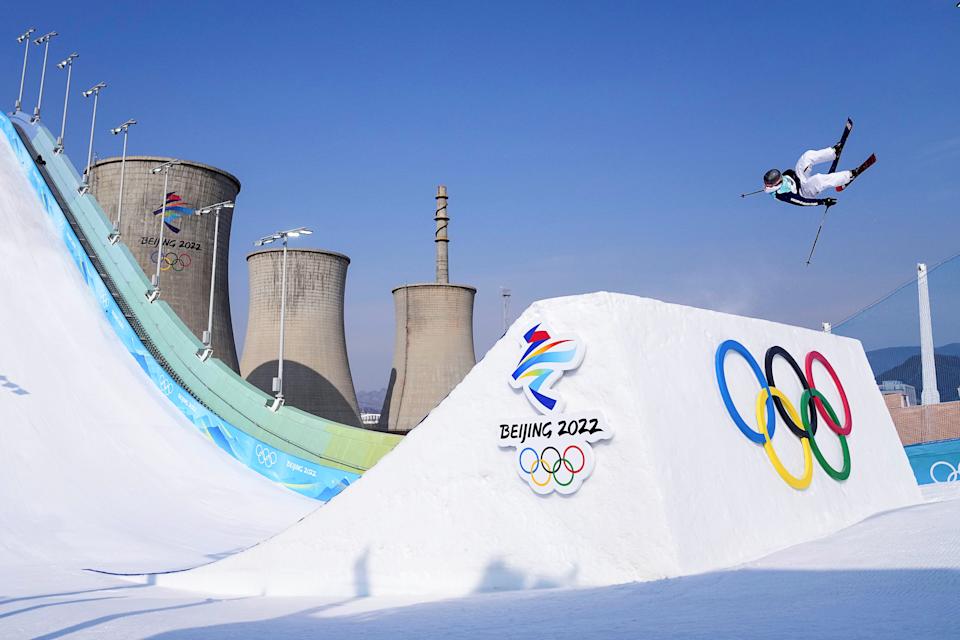 O patinador americano Colby Stephenson compete na final do Grand Prix de Freestyle Ski no Big Air Shougang em Pequim, 9 de fevereiro de 2022 (Xiong Qi/Xinhua via Getty Images)