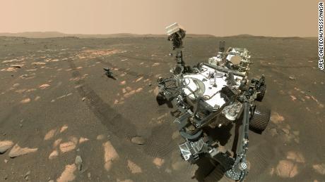 Mars Perseverance rover tira uma selfie com um helicóptero Ingenuity