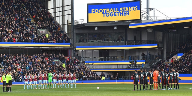 Jogadores torcem para a Ucrânia antes do pontapé inicial durante a partida da Premier League entre Burnley e Chelsea em Turf Moor em 5 de março de 2022 em Burnley, Reino Unido.