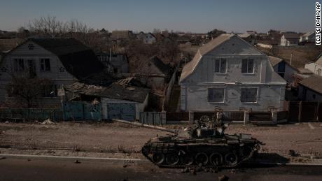 Um tanque destruído fica em uma rua após batalhas entre forças ucranianas e russas em uma estrada principal perto de Brovary, ao norte de Kiev, Ucrânia, quinta-feira, 10 de março de 2022.