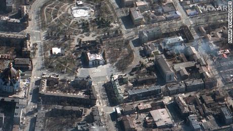 Esta imagem de satélite mostra um teatro destruído em Mariupol, na Ucrânia, que foi bombardeado em 16 de março de 2022. 