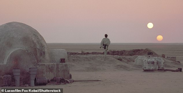 Alguns exoplanetas orbitam duas estrelas ao mesmo tempo, como Tatooine no filme Star Wars de 1977 (foto)