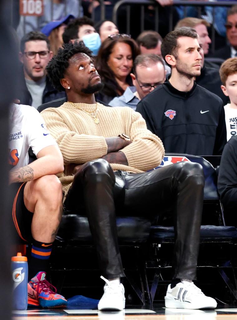 Julius Randle, que não jogou devido a uma dor no tendão do quadríceps direito, assiste à derrota dos Knicks.