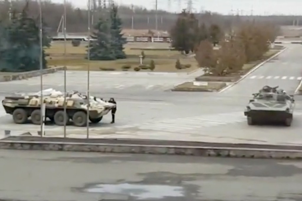 Supostos tanques russos em frente ao reator principal em Chernobyl, quinta-feira, 24 de fevereiro de 2022.