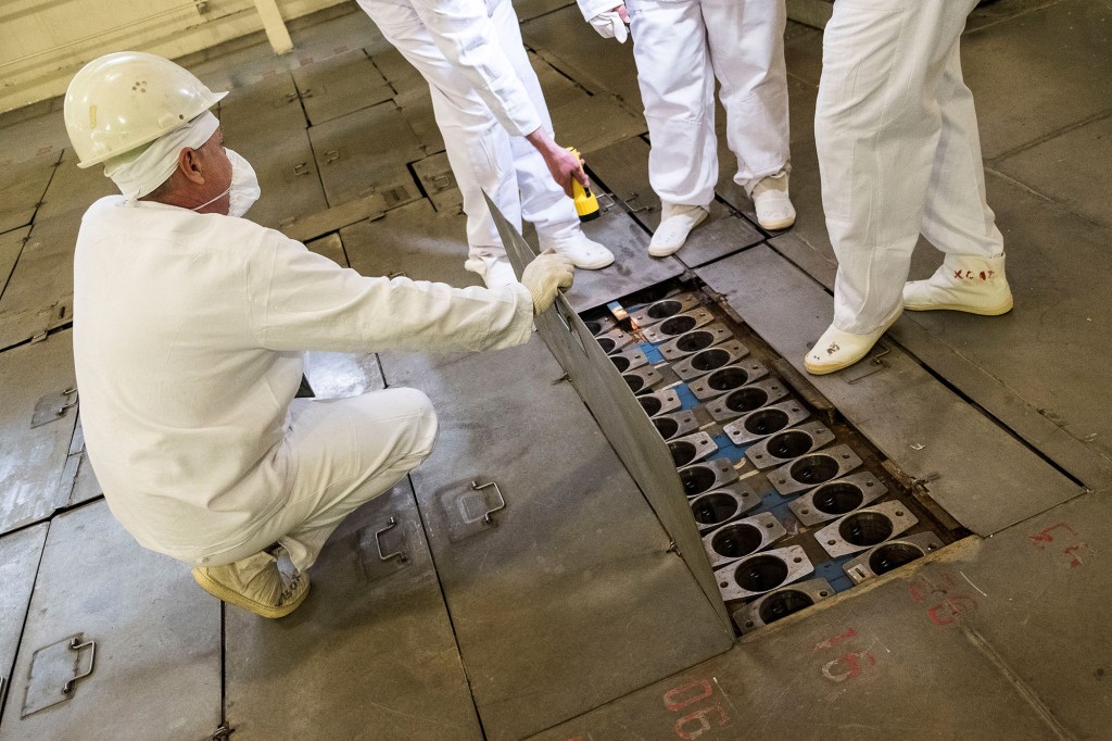 Engenheiros inspecionam contêineres contendo conjuntos de combustível irradiado submersos no Wet Spent Fuel Storage Facility (ISF-1) em Chernobyl, Ucrânia, nesta foto publicada em maio de 2017.
