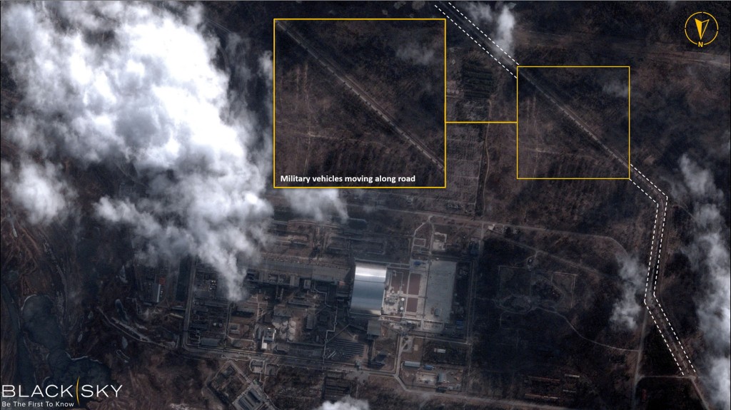Uma imagem de satélite com gráficos sobrepostos mostra veículos militares ao lado da usina nuclear de Chernobyl, em Chernobyl, Ucrânia, em 25 de fevereiro de 2022.