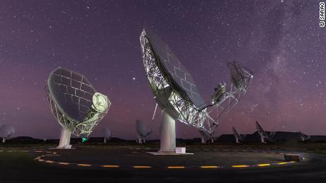 Pratos do radiotelescópio MeerKAT podem ser vistos sob o céu estrelado em Karoo, África do Sul. 