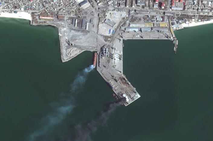 Imagens de satélite mostram um navio de guerra anfíbio russo em chamas no porto de Berdyansk (abaixo) depois de ser atingido por forças ucranianas na partida 24.