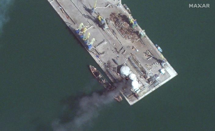Imagens de satélite mostram um navio de guerra anfíbio russo em chamas no porto de Berdyansk após ser atingido por forças ucranianas na partida 24.