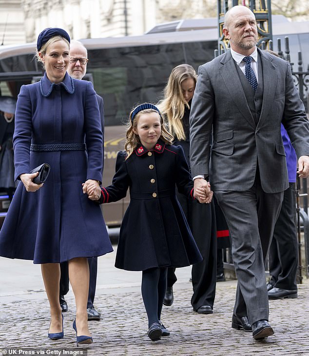 Zara e Mike Tindall caminham com sua filha de oito anos, Mia, até a Abadia de Westminster para o Prince Philip Memorial, vestindo o casaco militar Mia Navy de £ 79