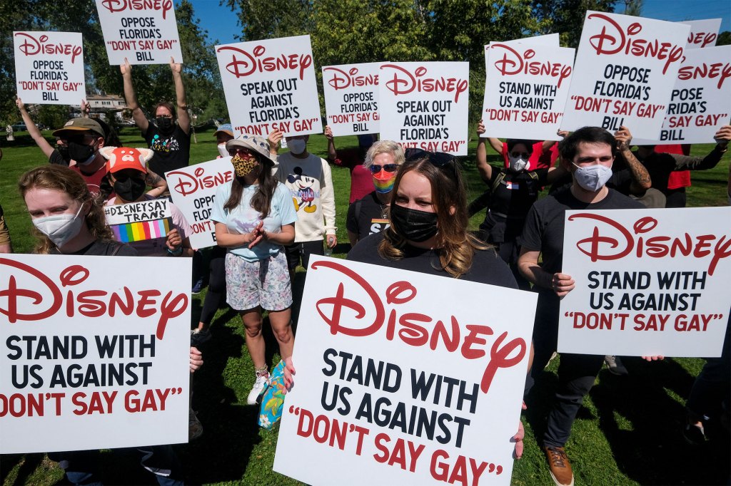 Funcionários da Disney protestam na Flórida "Não diga como eu" Bell, em Glendale, Califórnia.