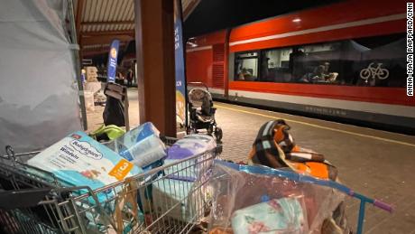 Cidadãos poloneses deixaram seus carrinhos de compras cheios de fraldas na plataforma da estação de trem de Przemyśl.