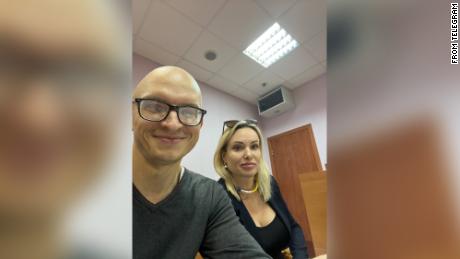 Uma foto mostrando Marina Ovsianikova e um de seus advogados, Anton Jashinsky, foi postada no Telegram na terça-feira.