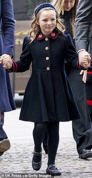 Mia Tindall, 8, parecia elegante em um casaco azul marinho quando chegou ao serviço memorial de seu bisavô, o príncipe Philip