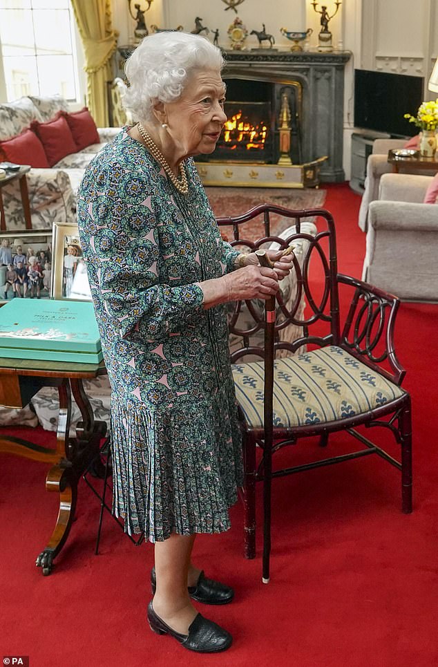 A rainha realizou uma reunião com os ministros do Serviço de Defesa atuais e cessantes no Castelo de Windsor em 16 de fevereiro
