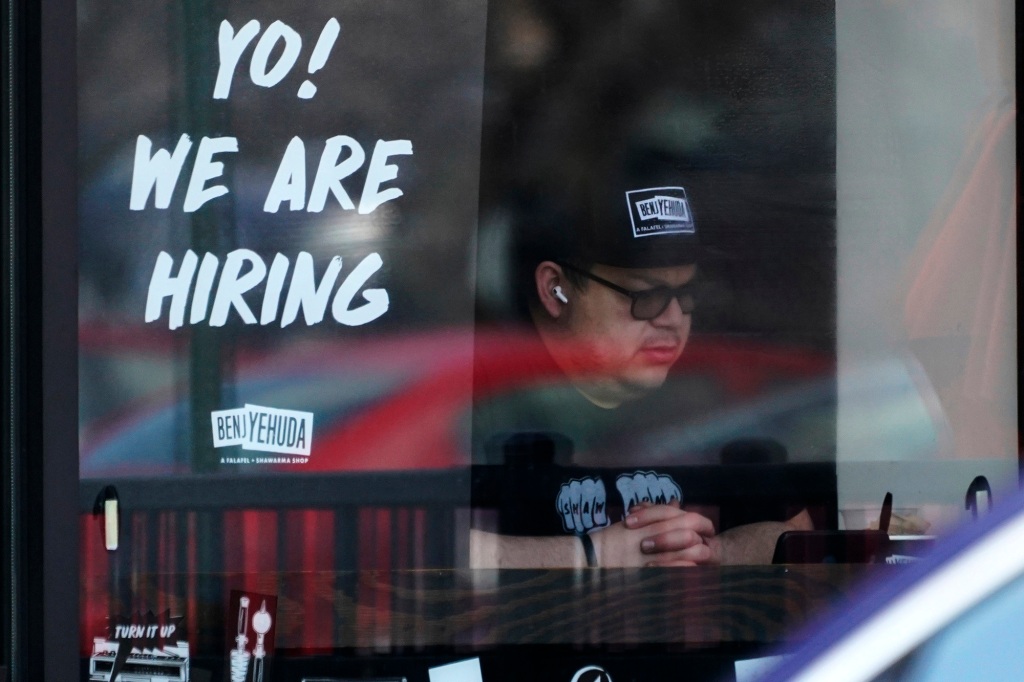 Um banner de recrutamento é exibido em um restaurante em Schaumburg, Illinois.