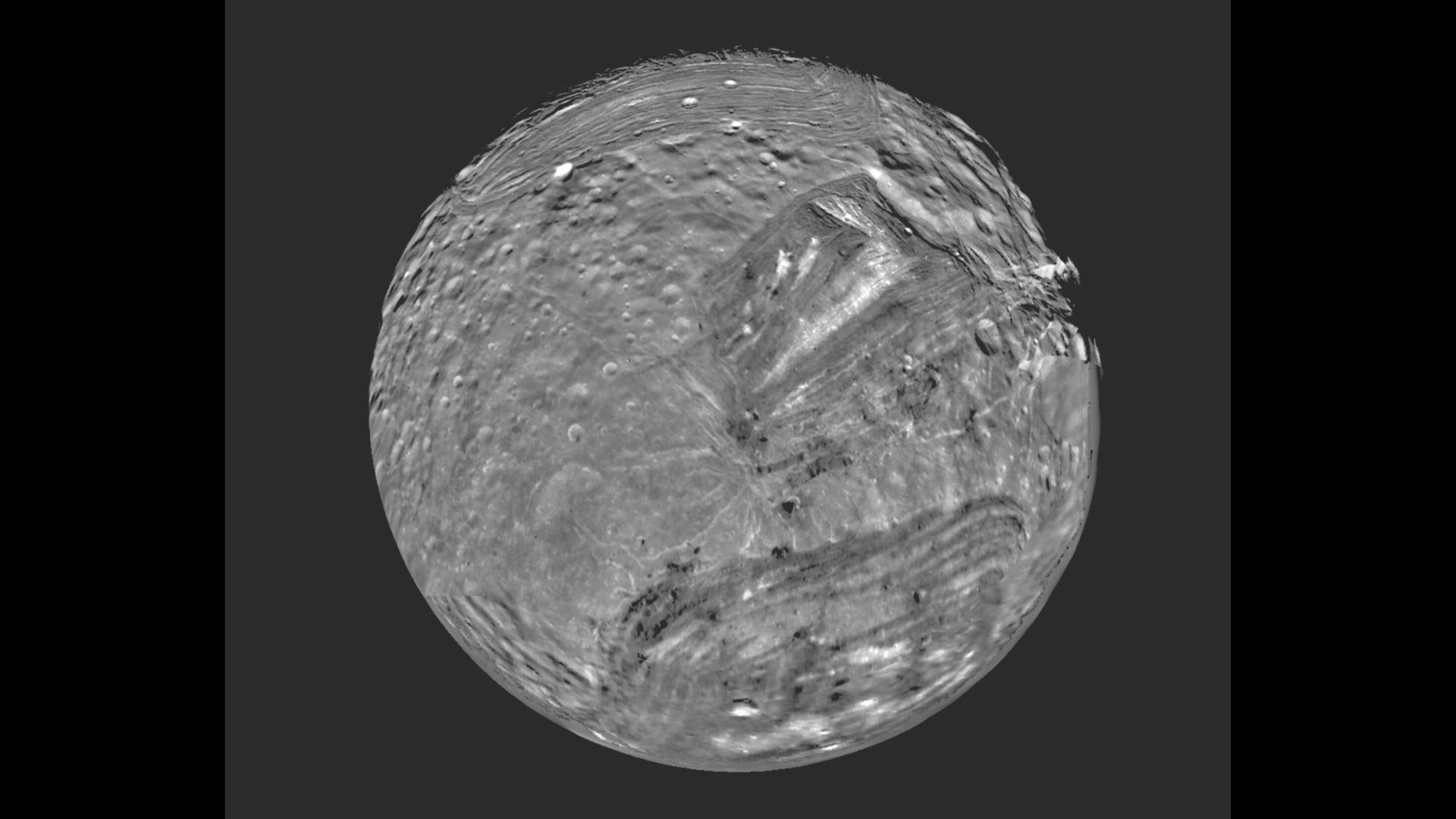 Imagem de 1986 da Voyager 2 de Miranda, uma lua de Urano com o nome da filha de Shakespeare, Prospero "tempestade."