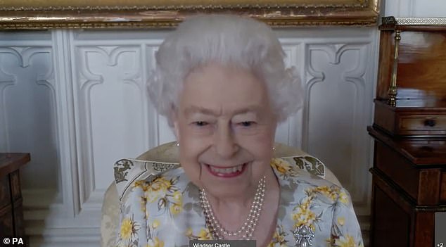 A rainha fala com a equipe do Royal London Hospital via link de vídeo
