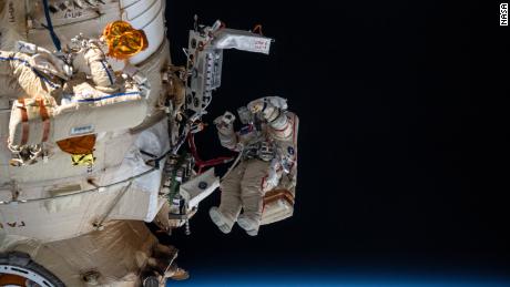 Os cosmonautas russos Denis Matveyev e Oleg Artemyev trabalharam fora da parte russa da estação por seis horas e 37 minutos em 18 de abril.  Artemyev aparece, reconhecível por suas listras vermelhas em um traje espacial.