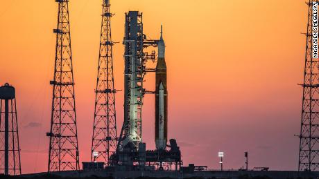 A pilha de foguetes Artemis I pode ser vista ao nascer do sol em 21 de março no Centro Espacial Kennedy, na Flórida. 