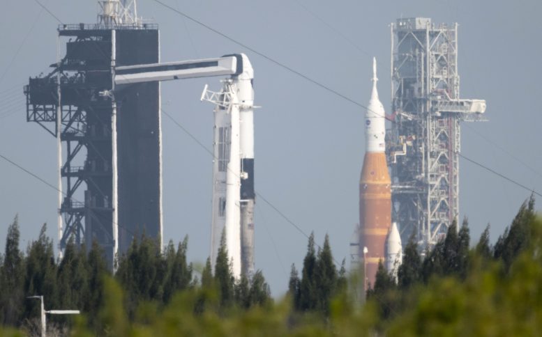El SLS de la NASA y la plataforma de lanzamiento Balkan 9 de SpaceX en 39A y 39B