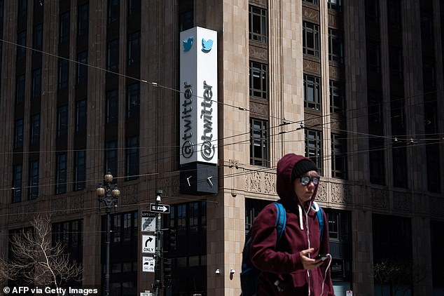 Uma pessoa passa pela sede do Twitter em 26 de abril de 2022 no centro de São Francisco