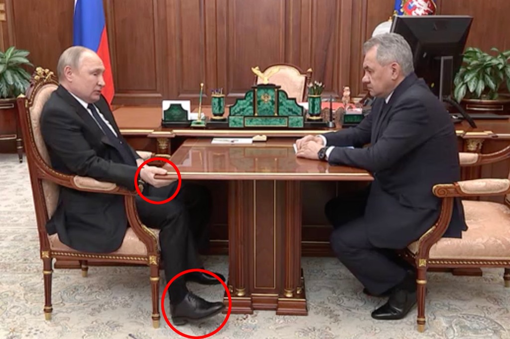 Vladimir Putin é visto inchado segurando uma mesa enquanto está deitado em sua cadeira durante uma reunião televisionada com seu ministro da Defesa em meio a rumores de que o homem forte russo está lutando contra o câncer.