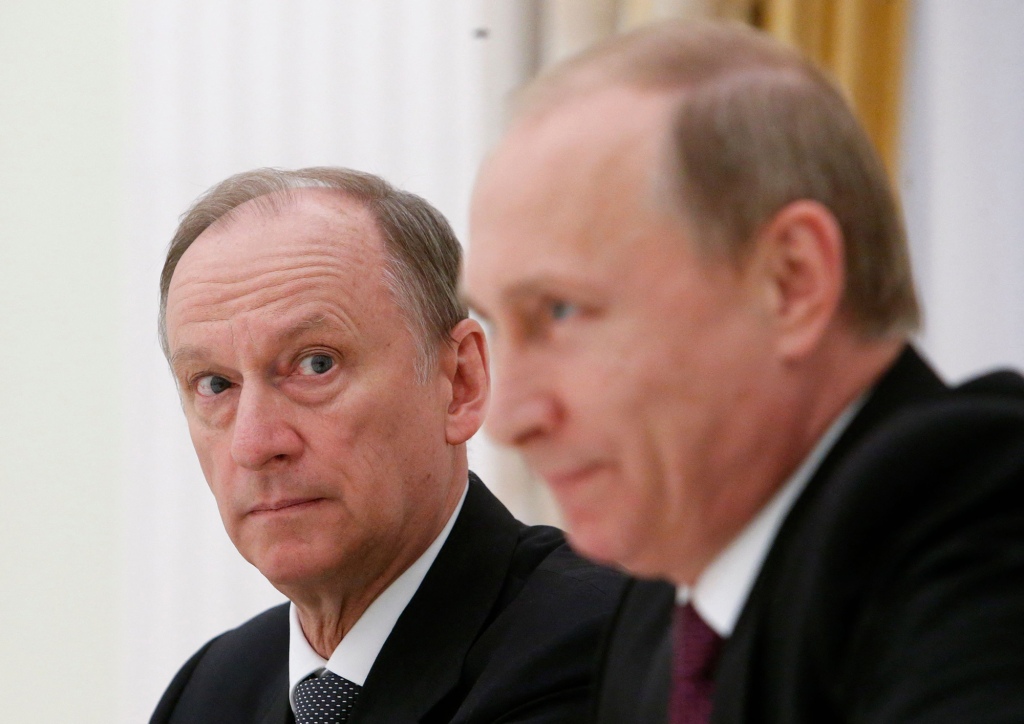 O secretário do Conselho de Segurança da Rússia, Nikolai Patrushev (E) olha para o presidente Vladimir Putin durante uma reunião com altos funcionários do BRICS responsáveis ​​por assuntos de segurança no Kremlin em Moscou em 26 de maio de 2015.