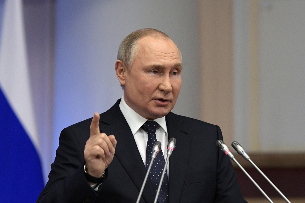 O presidente russo, Vladimir Putin, discursa em uma reunião do Conselho de Legisladores da Assembleia Federal Russa no Palácio Taurid em São Petersburgo, Rússia, em 27 de abril de 2022.