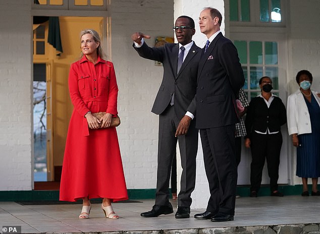 O príncipe Edward e Sophie, condessa de Wessex, se encontrarão com Philippe Pierre, primeiro-ministro de Santa Lúcia, em sua residência na ilha caribenha no início de sua turnê no mês passado, em 22 de abril.