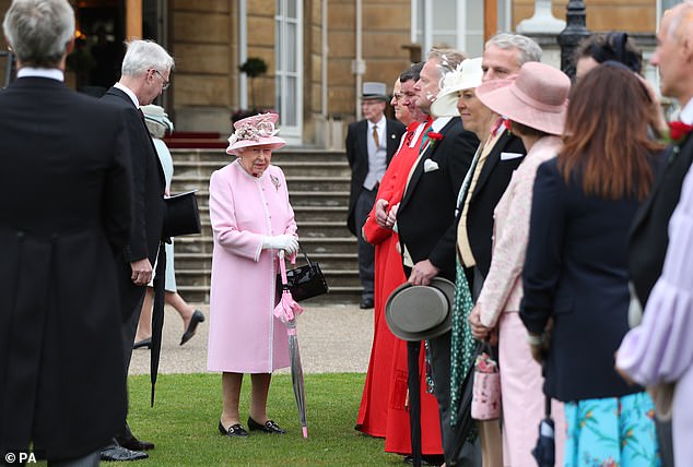 2019 - A rainha participa de uma festa no jardim do Palácio de Buckingham, em Londres, em 29 de maio de 2019