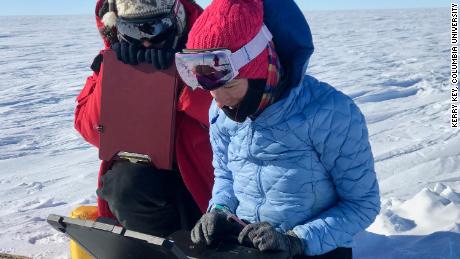 A equipe está verificando dados de uma estação magnética que eles usaram para mapear a parte inferior da camada de gelo.