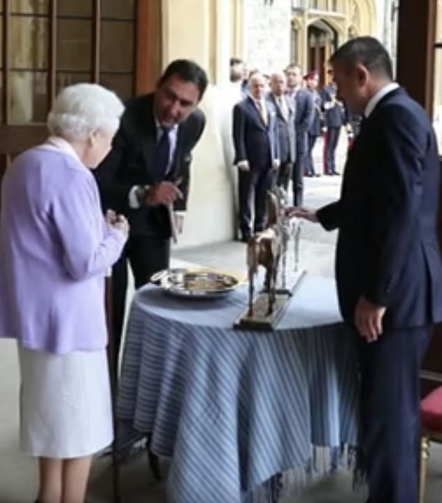 Sua Majestade a Rainha foi vista admirando os dois presentes que faziam parte de um presente de cavalo dado a ela pelo Presidente do Azerbaijão