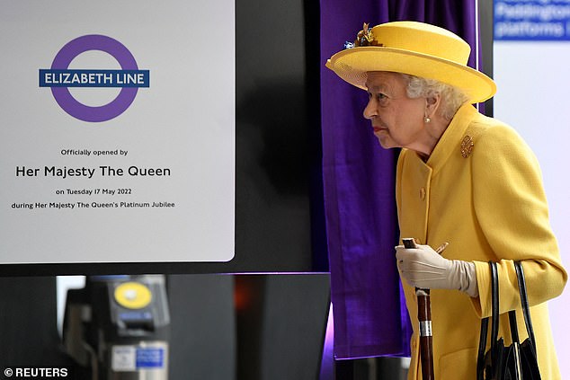 Os organizadores da cerimônia de abertura da Elizabeth Line foram informados de que Sua Majestade pode aparecer, mas isso não foi confirmado, devido a seus problemas de mobilidade contínuos.