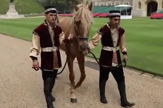 O rei, de 96 anos, recebeu um raro cavalo Karabakh na Praça do Castelo de Windsor, um dia antes de surpreender os observadores reais com uma visita à Estação Paddington para abrir a Linha Elizabeth