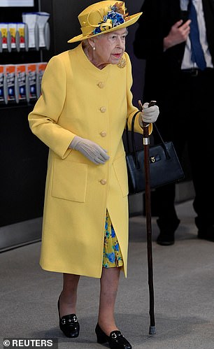 A rainha, que estava vestida com um terno todo amarelo, fez uma aparição pública inesperada hoje