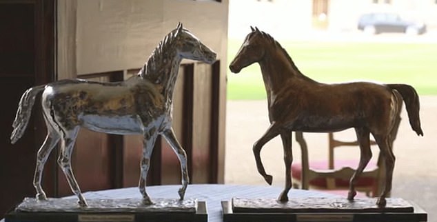 A rainha também foi presenteada com duas estátuas de cavalos feitas pelo escultor azerbaijano Faik Hajiyev