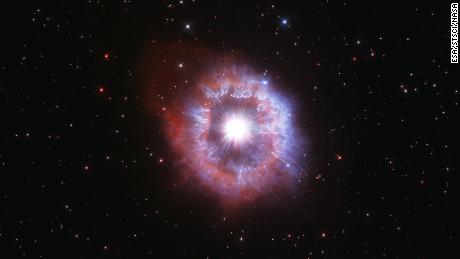 Hubble espia uma rara estrela gigante que luta contra a autodestruição