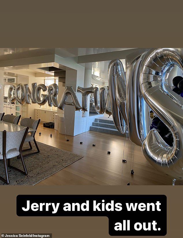 Para a ocasião: Seinfeld compartilhou anteriormente uma foto de um grande arranjo de balões montado em sua casa para sua história no Instagram