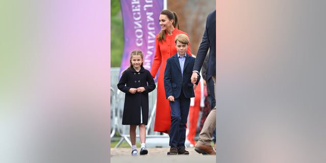 Kate Middleton, a princesa Charlotte e o príncipe George visitam o Castelo de Cardiff durante o Jubileu de Platina da rainha Elizabeth.