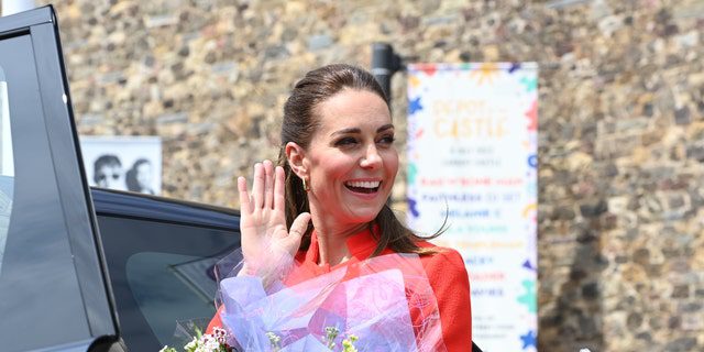 Kate Middleton segura um buquê de flores ao sair do Castelo de Cardiff em 4 de junho de 2022 em Cardiff, País de Gales.