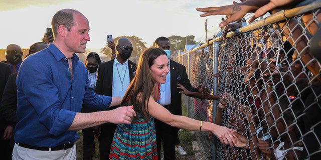 Catherine, a duquesa de Cambridge e o príncipe William visitam Trench Town, o berço do reggae, durante sua turnê pelo Caribe em 22 de março de 2022 em Kingston, Jamaica.