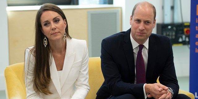 O príncipe William e Catherine, duquesa de Cambridge, conversam com os participantes durante uma visita à Elevate Initiative na Brixton House em 22 de junho de 2022 em Londres.