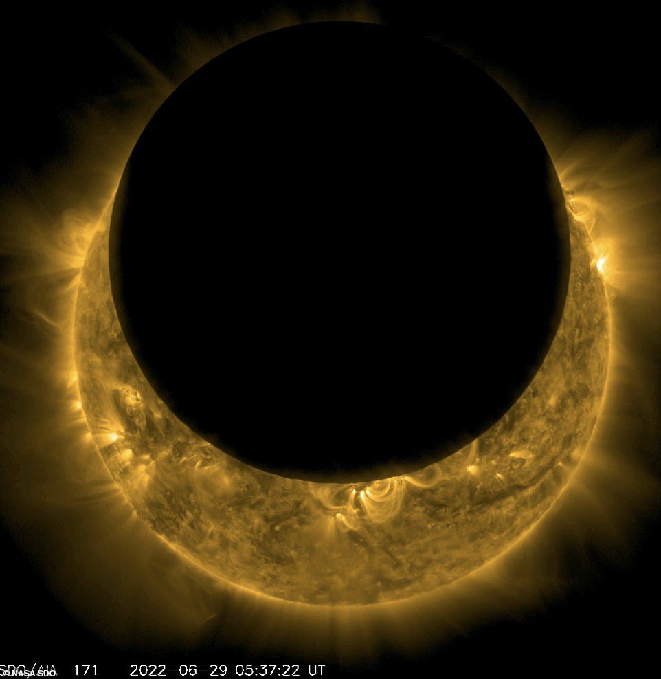 O Solar Dynamics Observatory (SDO) fotografou a lua passando em frente ao sol ontem por volta das 5h20 GMT (1h20 ET).