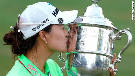 Minji Lee aceitou a Copa Harton S.  Semple depois de vencer a última rodada do Campeonato de Golfe Feminino do US Open.