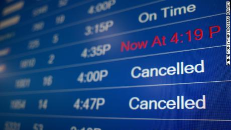 O que devo fazer se meu voo for cancelado ou atrasado?